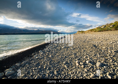 Pause des vagues sur les rives du Lac Pukaki néos-zélandais MacKenzie Country Banque D'Images