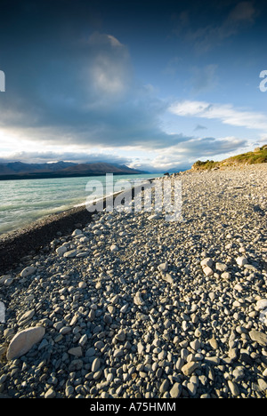 Pause des vagues sur les rives du Lac Pukaki néos-zélandais MacKenzie Country Banque D'Images