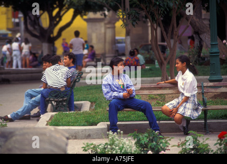 Les Guatémaltèques guatémaltèque gens personne adolescents adolescents mâles femelles adolescentes adolescents élèves de Plaza Mayor Antigua Guatemala Banque D'Images