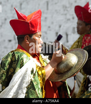 À jouer de la musique à Paro Tsechu au Bhoutan la terre du dragon tonnerre Banque D'Images