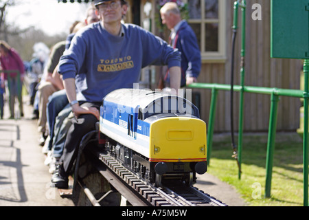 S'asseoir sur le modèle avec les passagers de trains électriques Banque D'Images