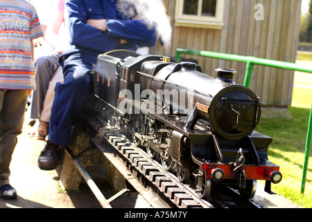 S'asseoir sur le modèle de train à vapeur Banque D'Images