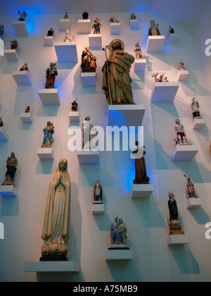 Une exposition sur la collecte dans un musée Néerlandais Arnhem aux Pays-Bas avec un affichage de nombreuses statues religieuses Banque D'Images