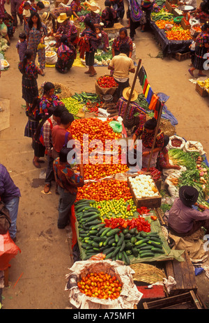 Les Guatémaltèques, Guatémaltèques, Maya, Maya, les gens, les fournisseurs, le marché central, Chichicastenango, El Quiché, El Quiché, Guatemala, Amérique Centrale Banque D'Images