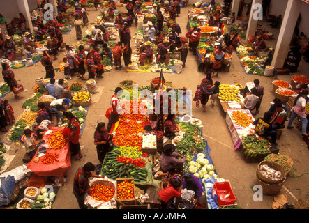 Les Guatémaltèques, Guatémaltèques, Maya, Maya, les gens, les fournisseurs, le marché central, Chichicastenango, El Quiché, El Quiché, Guatemala, Amérique Centrale Banque D'Images