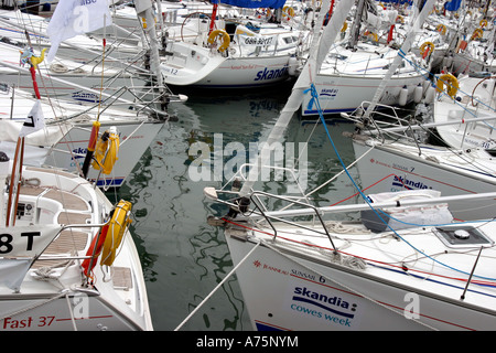 Yachts dans la Marina. Lors de la semaine de Cowes, île de Wight, Royaume-Uni Banque D'Images