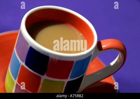 Dans une tasse de thé multicolore Banque D'Images