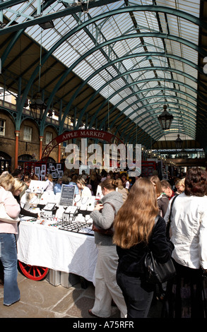 Marché d'apple dans Covent garden London England uk Banque D'Images