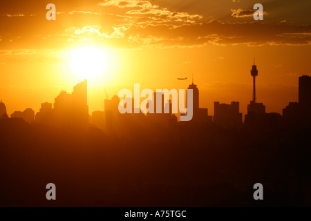 Ville de Sydney avec le coucher du soleil à venir en avion à la terre Banque D'Images