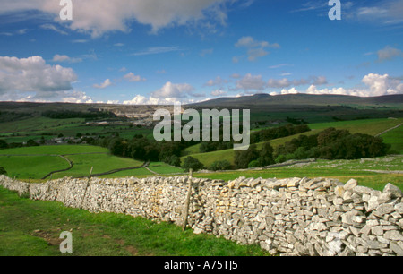 Ingleborough vues de l'Est, au-dessus de Ribblesdale, Yorkshire Dales National Park, North Yorkshire, Angleterre, Royaume-Uni. Banque D'Images