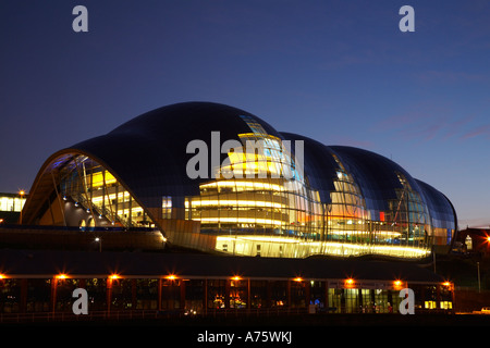 England Tyne Wear Newcastle upon Tyne Le Sage Gateshead building Vue de nuit depuis le quai de Newcastle-upon-Tyne Banque D'Images