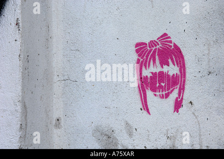 Style Banksy Graffiti au pochoir, les filles font face à Banque D'Images