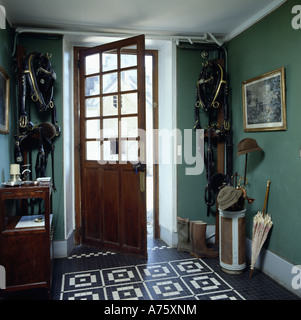 Carrelage dans green hall avec bride sur le mur et le cheval demi-porte vitrée ouverte Banque D'Images