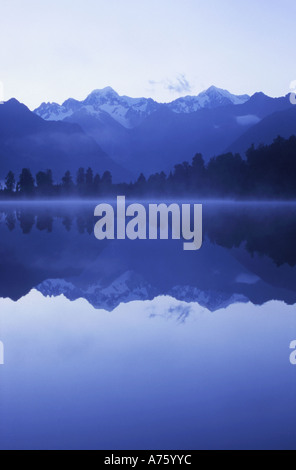 Mt Tasman Aoraki Mt Cook gauche droite reflète dans Lake Matheson Westland National Park ile sud Nouvelle Zelande Banque D'Images