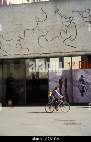 Femme en location en face de murales sur Picasso et l'Ordre des architectes de l'Association des capacités à Barcelone Banque D'Images