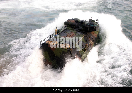 Un véhicule d'assaut amphibie USS off éclaboussures Whidbey Island au large de la côte de Caroline du Nord au cours de la formation fonctionnement des navires Banque D'Images