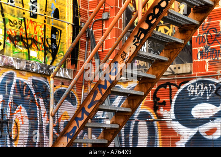 Escaliers en acier peinture murale orange corner building escaliers étapes sur le street art graffit bâtiment industriel Banque D'Images