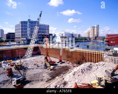 L'ouest de l'Inde de batardeau pour de l'eau Quai de la fondation nouveau bâtiment construction site Docklands Canary Wharf Tower Hamlets East London England UK Banque D'Images