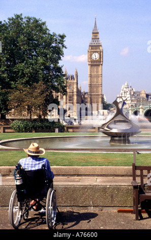 Vue arrière patient dans les jardins extérieurs en fauteuil roulant de l'hôpital St Thomas NHS avec la fontaine Big Ben Houses du Parlement Londres Angleterre Royaume-Uni Banque D'Images