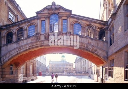 Architecture du pont Hertford sur populairement connu sous le nom de pont des Soupirs reliant deux parties du Hertford College Oxford Oxfordshire Angleterre Royaume-Uni Banque D'Images