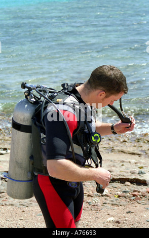 Scuba Diver le kitting up Banque D'Images