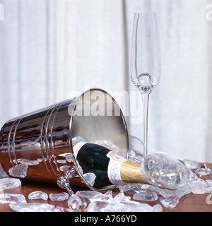 Bouteille de champagne dans un seau à glace Banque D'Images