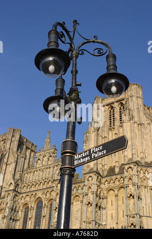 Wells Cathedral lampost ornée avec des signes à l'extérieur de l'Angleterre Somerset Banque D'Images