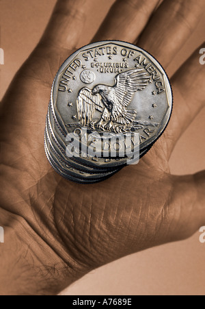 Hand holding pile de pièces de monnaie Dollar US Banque D'Images