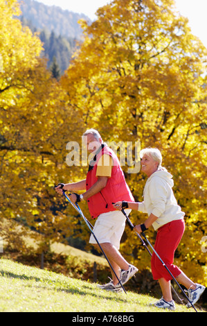 La marche nordique, Senior couple smiling, portrait Banque D'Images