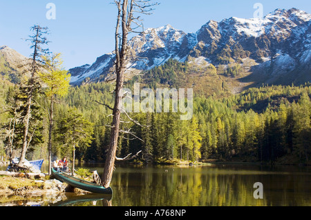 Jeune couple camping au lac Banque D'Images