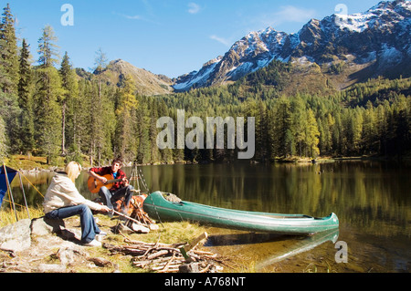 Jeune couple camping au lac Banque D'Images