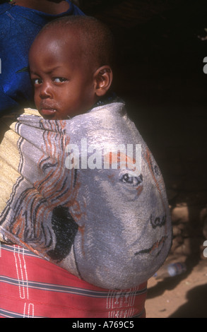Un garçon Dogon dans un design avec un visage papoose, dans Tereli, Pays Dogon, au Mali. Banque D'Images