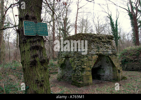 Sentiers mènent de Worsbrough Country Park dans le haut-fourneau datant de 1652 et le moteur maison construite en 1812 Banque D'Images