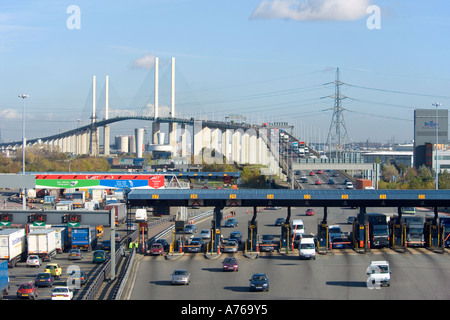 Une perspective comprimé voir la circulation entrant et sortant de l'péages de la QE2 Pont sur l'autoroute M25. Banque D'Images