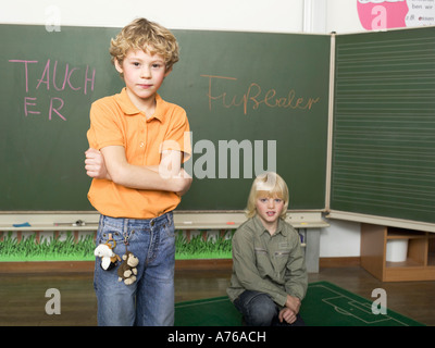 Deux garçons (4-7) in front of blackboard, portrait Banque D'Images