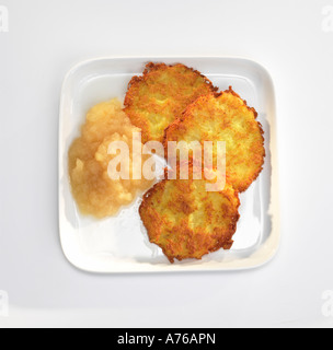 Beignets de pommes de terre avec de la compote de pomme sur la plaque, overhead view Banque D'Images