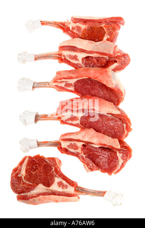 Rack de matières des côtelettes d'agneau avec fioritures blanc sur un fond blanc, pur. Banque D'Images