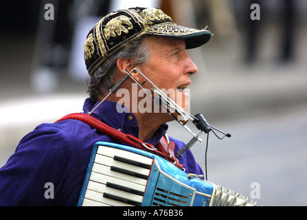 Le marché du samedi de Portland street musicien joue de l'accordéon et l'harmonica à Portland, Oregon Banque D'Images