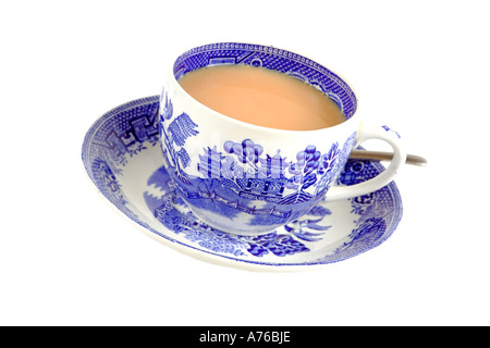 Tasse de thé fraîchement infusé dans un tasse de Chine bleu et blanc sur un fond blanc blanc pur. Banque D'Images