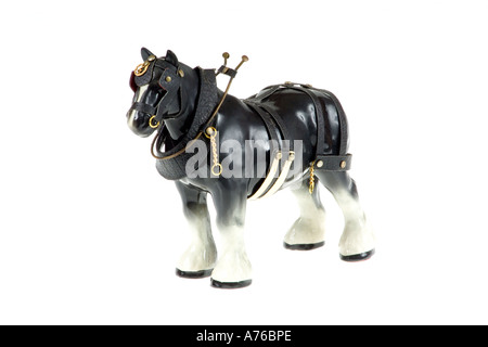 Céramique kitsch Shire Horse sur un fond blanc, pur. Banque D'Images