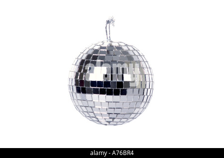 Style années 70 disco glitter ball en miroir sur un fond blanc, pur. Banque D'Images