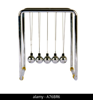 Newtons cradle jouet exécutif sur un fond blanc, pur. Banque D'Images