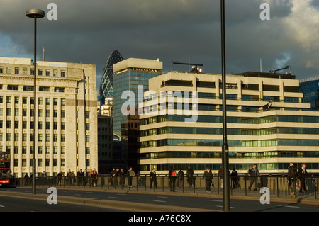 Les navetteurs sur le pont de Londres, Angleterre, RU Banque D'Images