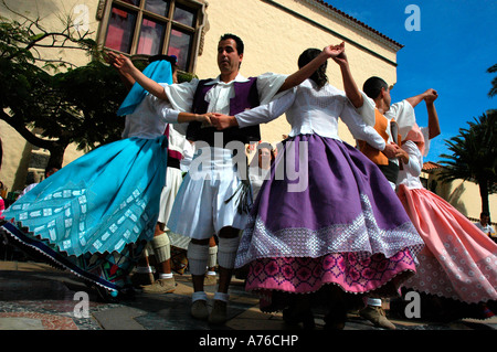 Robe avec danse traditionnelle conçue par l'artiste Nestor Pueblo Canario Fairground Las Palmas de Gran Canaria Gran Canaria Espagne Banque D'Images