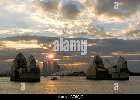 Coucher de soleil sur la Thames Flood Barrier avec le Millenium Dome maintenant connue sous le nom de l'O2 arena et Canary Wharf en arrière-plan. Banque D'Images