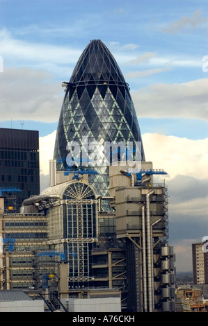 La tour Swiss Re ou 'Gherkin' bâtiment dans la ville de Londres pris de monument à tout comme un vaisseau spatial. Banque D'Images