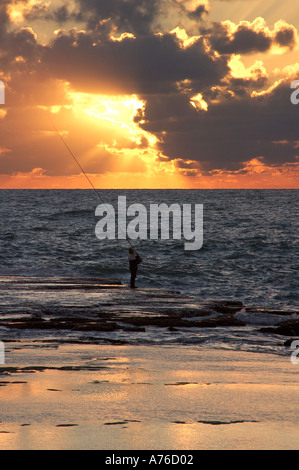 Pêcheur au coucher du soleil à Byblos Liban Banque D'Images