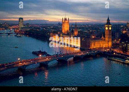 Vue aérienne de Westminster Bridge, maisons de Parlement et Big Ben et la Tamise tiré du London Eye au coucher du soleil. Banque D'Images