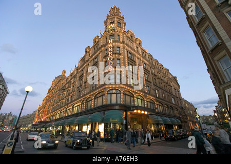 Un grand angle de vue Harrods au crépuscule. Banque D'Images