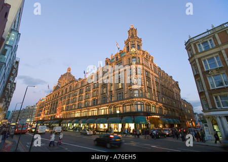 Un grand angle de vue Harrods au crépuscule. Banque D'Images